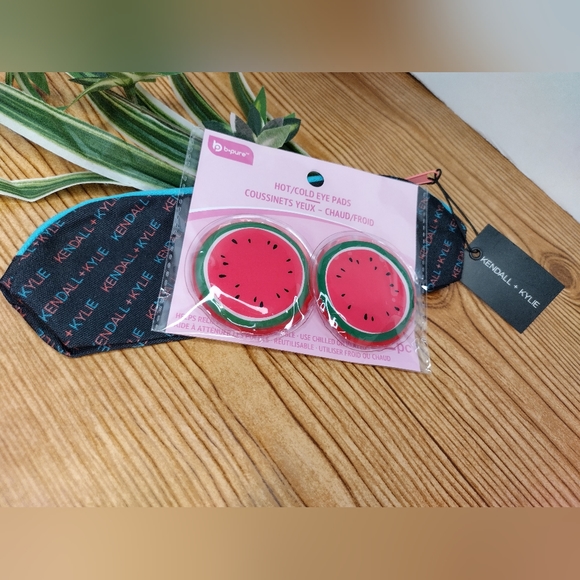 Kendall And Kyle Makeup Brush Case Bonus Hot And Cold Watermelon Eyepads - Picture 2 of 11